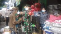 DANDIM 1623/Karangasem, Letkol Inf. Bima Santosa, mengenakan masker kepada salah satu pedagang saat Operasi Yustisi Prokes di Pasar Amlapura Timur, Kecamatan Karangasem, Jumat (5/2/2021). Foto: ist DANDIM 1623/Karangasem, Letkol Inf. Bima Santosa, mengenakan masker kepada salah satu pedagang saat Operasi Yustisi Prokes di Pasar Amlapura Timur, Kecamatan Karangasem, Jumat (5/2/2021). Foto: ist