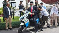 GUBERNUR NTB, Zulkieflimansyah, mencoba motor listrik buatan PLN NTB yang diikuti puluhan motor listrik hasil UMK dan IKM di NTB. Foto: rul GUBERNUR NTB, Zulkieflimansyah, mencoba motor listrik buatan PLN NTB yang diikuti puluhan motor listrik hasil UMK dan IKM di NTB. Foto: rul