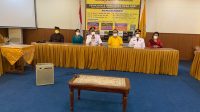 NENGAH Tamba (pegang mik) saat berkunjung ke DPD Partai Golkar Bali usai dilantik menjadi Bupati Jembrana bersama Wakil Bupati Patriana Krisna. Pasangan ini diterima Sugawa Korry (tengah) dan pengurus DPD Partai Golkar Bali. Foto: hen NENGAH Tamba (pegang mik) saat berkunjung ke DPD Partai Golkar Bali usai dilantik menjadi Bupati Jembrana bersama Wakil Bupati Patriana Krisna. Pasangan ini diterima Sugawa Korry (tengah) dan pengurus DPD Partai Golkar Bali. Foto: hen