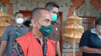 NYOMAN Gede Gunawan saat digiring menuju mobil tahanan di kantor Kejari Buleleng, Selasa (23/2/2021). Foto: ist NYOMAN Gede Gunawan saat digiring menuju mobil tahanan di kantor Kejari Buleleng, Selasa (23/2/2021). Foto: ist