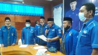 KETUA DPD Partai Demokrat NTB, TGH Mahally Fikri, bersama Sekretaris Zainul Aidy saat memandu pengucapan sumpah, janji serta ikrar kader Demokrat NTB untuk setia terhadap kepemimpinan AHY selaku Ketua Umum DPP Demokrat, Jumat (5/2/2021). Foto: rul KETUA DPD Partai Demokrat NTB, TGH Mahally Fikri, bersama Sekretaris Zainul Aidy saat memandu pengucapan sumpah, janji serta ikrar kader Demokrat NTB untuk setia terhadap kepemimpinan AHY selaku Ketua Umum DPP Demokrat, Jumat (5/2/2021). Foto: rul