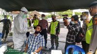 SALAH seorang pedagang di Pasar Kidul dites cepat antigen disaksikan Tim Gabungan Operasi Yustisi Prokes Bangli, Jumat (5/2/2021). Foto: ist SALAH seorang pedagang di Pasar Kidul dites cepat antigen disaksikan Tim Gabungan Operasi Yustisi Prokes Bangli, Jumat (5/2/2021). Foto: ist