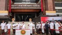 SERAH-TERIMA Pasar Seni Sukawati dari Kepala Balai Prasarana Permukiman Wilayah Bali, I Nyoman Sutresna, kepada Bupati Gianyar, I Made Mahayastra, disaksikan Gubernur Bali, I Wayan Koster. Foto: ist SERAH-TERIMA Pasar Seni Sukawati dari Kepala Balai Prasarana Permukiman Wilayah Bali, I Nyoman Sutresna, kepada Bupati Gianyar, I Made Mahayastra, disaksikan Gubernur Bali, I Wayan Koster. Foto: ist
