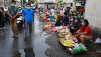BUPATI Suwirta bersama Kepala Dinas Koperasi, UKM, dan Perdagangan Kabupaten Klungkung, Wayan Ardiasa’ dan Kepala UPT Pasar, Komang Sugianta, mengunjungi Pasar Umum Galiran, Minggu (28/2/2021). Foto: ist BUPATI Suwirta bersama Kepala Dinas Koperasi, UKM, dan Perdagangan Kabupaten Klungkung, Wayan Ardiasa’ dan Kepala UPT Pasar, Komang Sugianta, mengunjungi Pasar Umum Galiran, Minggu (28/2/2021). Foto: ist