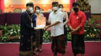 PASLON Jaya Wibawa saat ditetapkan sebagai paslon terpilih Pilkada Denpasar oleh KPU Denpasar, beberapa waktu lalu. Pelantikan paslon ini ditunda sampai tanggal 25 Februari 2021. Foto: hen PASLON Jaya Wibawa saat ditetapkan sebagai paslon terpilih Pilkada Denpasar oleh KPU Denpasar, beberapa waktu lalu. Pelantikan paslon ini ditunda sampai tanggal 25 Februari 2021. Foto: hen