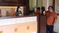 AKTIVITAS di kantor Desa Melinggih Payangan seperti biasa, sama dengan sebelum terjadi OTT terhadap perbekelnya. Foto: adi AKTIVITAS di kantor Desa Melinggih Payangan seperti biasa, sama dengan sebelum terjadi OTT terhadap perbekelnya. Foto: adi