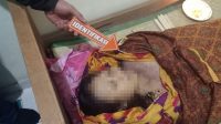 PETUGAS melakukan identifikasi pada jasad Ni Komang Indah (25) yang tewas di gubuk miliknya akibat disambar petir, Selasa (2/2/2021) petang. Foto: ist PETUGAS melakukan identifikasi pada jasad Ni Komang Indah (25) yang tewas di gubuk miliknya akibat disambar petir, Selasa (2/2/2021) petang. Foto: ist