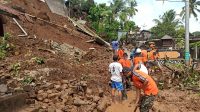 PETUGAS BPBD Buleleng dibantu warga Dusun Lebah di Desa Sekumpul membersihkan material longsor. Foto: rik PETUGAS BPBD Buleleng dibantu warga Dusun Lebah di Desa Sekumpul membersihkan material longsor. Foto: rik
