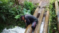 PERBAIKAN pipa bocor adalah satu bagian dari pelayanan Perumda Air Minum TAB Tabanan kepada masyarakat, dengan terus melakukan berbagai inovasi. Foto: gap PERBAIKAN pipa bocor adalah satu bagian dari pelayanan Perumda Air Minum TAB Tabanan kepada masyarakat, dengan terus melakukan berbagai inovasi. Foto: gap