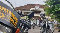 PERSONEL kepolisian saat patroli gabungan skala besar di KPU Bali sebelum pelaksanaan Pilkada 2020 lalu. Untuk mengurangi risiko bagi penyelenggara, KPU RI mengusulkan Pilkada 2024 digeser ke 2026 dengan menambah durasi jabatan petahana. Foto: hen PERSONEL kepolisian saat patroli gabungan skala besar di KPU Bali sebelum pelaksanaan Pilkada 2020 lalu. Untuk mengurangi risiko bagi penyelenggara, KPU RI mengusulkan Pilkada 2024 digeser ke 2026 dengan menambah durasi jabatan petahana. Foto: hen