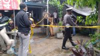 POLISI memasang garis polisi di lokasi kejadian pembunuhan di wilayah Desa Banjar, Buleleng. Foto: ist POLISI memasang garis polisi di lokasi kejadian pembunuhan di wilayah Desa Banjar, Buleleng. Foto: ist