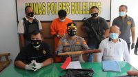 POLISI Menujukan tersangka (pakai baju tahanan) dan barang bukti berupa kayu anak lesung digunakan memukul korban hingga tewas