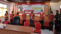 PARA tersangka saat dijejerkan di aula Kejari Buleleng, Rabu (17/2/2021). Foto: rik PARA tersangka saat dijejerkan di aula Kejari Buleleng, Rabu (17/2/2021). Foto: rik