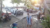 PADA hari valentine, Minggu (14/2/2021), Pantai Yeh Gangga, Tabanan, dikunjungi banyak wisatawan. Banyak kendaraan roda empat maupun roda dua yang memenuhi area parkir yang tersedia, bahkan ada yang terpaksa harus rela parkir di luar area parkir. Foto: gap PADA hari valentine, Minggu (14/2/2021), Pantai Yeh Gangga, Tabanan, dikunjungi banyak wisatawan. Banyak kendaraan roda empat maupun roda dua yang memenuhi area parkir yang tersedia, bahkan ada yang terpaksa harus rela parkir di luar area parkir. Foto: gap