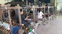 PERAJIN tenun endek di Kecamatan Blahbatuh, Gianyar. Foto: adi PERAJIN tenun endek di Kecamatan Blahbatuh, Gianyar. Foto: adi