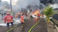 PETUGAS BPBD saat melakukan pemadaman api yang menghanguskan gudang rongsokan di Jalan Monginsidi, Desa Dangin Puri Klod, Kota Denpasar pada Sabtu (6/2/2021). Foto: ist PETUGAS BPBD saat melakukan pemadaman api yang menghanguskan gudang rongsokan di Jalan Monginsidi, Desa Dangin Puri Klod, Kota Denpasar pada Sabtu (6/2/2021). Foto: ist