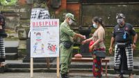 PETUGAS saat melakukan pengecekan suhu tubuh terhadap umat yang akan memasuki Pura Jagatnatha Denpasar, saat hari Pagerwesi, Rabu (3/2/2021). Foto: ist PETUGAS saat melakukan pengecekan suhu tubuh terhadap umat yang akan memasuki Pura Jagatnatha Denpasar, saat hari Pagerwesi, Rabu (3/2/2021). Foto: ist