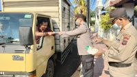 Polres Buleleng membagikan masker kepada warga