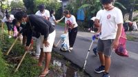 PEMUDA Banjar Banda, Desa Saba Blahbatuh, bersama komunitas Toltol dan Megaloman saat memunguti sampah plastik di wilayah Desa Adat Banda. Foto: adi PEMUDA Banjar Banda, Desa Saba Blahbatuh, bersama komunitas Toltol dan Megaloman saat memunguti sampah plastik di wilayah Desa Adat Banda. Foto: adi