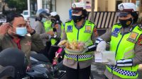 PERSONEL Satlantas Polres Tabanan dan Dinas Perhubungan Tabanan bagi-bagi roti dan masker, sekaligus sosialisasi terkait budaya tertib berlalu lintas dan mematuhi protokol kesehatan, Kamis (18/2/2021). Foto: ist PERSONEL Satlantas Polres Tabanan dan Dinas Perhubungan Tabanan bagi-bagi roti dan masker, sekaligus sosialisasi terkait budaya tertib berlalu lintas dan mematuhi protokol kesehatan, Kamis (18/2/2021). Foto: ist