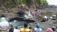 RITUAL niskala terus dijalankan oleh pihak para keluarga pemancing yang hilang di kawasan Pantai Mimba, Desa Padangbai, Manggis. Kamis (18/2/2021) pihak keluarga menggelar upacara yang diisi dengan mapag baleganjur. Foto: ist RITUAL niskala terus dijalankan oleh pihak para keluarga pemancing yang hilang di kawasan Pantai Mimba, Desa Padangbai, Manggis. Kamis (18/2/2021) pihak keluarga menggelar upacara yang diisi dengan mapag baleganjur. Foto: ist