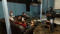 SATPOL PP Klungkung menggelar razia ke warung remang-remang di Jalan Bypass Ida Bagus Mantra, Desa Tangkas, Rabu (17/2/2021) malam. Foto: ist SATPOL PP Klungkung menggelar razia ke warung remang-remang di Jalan Bypass Ida Bagus Mantra, Desa Tangkas, Rabu (17/2/2021) malam. Foto: ist