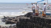 SEKDA Karangasem, I Ketut Sedana Merta, mengecek senderan muara Tukad Mantri yang jebol sepanjang 20 meter, Sabtu (13/2/2021). Foto: ist SEKDA Karangasem, I Ketut Sedana Merta, mengecek senderan muara Tukad Mantri yang jebol sepanjang 20 meter, Sabtu (13/2/2021). Foto: ist