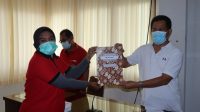 Plh. Bupati Jembrana, I Nengah Ledang, saat menyerahkan SK PPPK kepada tenaga pendidik dan penyuluh pertanian, Jumat (19/2/2021). Foto: ist Plh. Bupati Jembrana, I Nengah Ledang, saat menyerahkan SK PPPK kepada tenaga pendidik dan penyuluh pertanian, Jumat (19/2/2021). Foto: ist