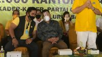SUGAWA Korry (kanan) dalam satu kegiatan Partai Golkar. Dia menghormati hasil survei elektabilitas parpol, termasuk yang menyebut Golkar hanya tersisa 3,4 persen pada saat ini. Foto: hen SUGAWA Korry (kanan) dalam satu kegiatan Partai Golkar. Dia menghormati hasil survei elektabilitas parpol, termasuk yang menyebut Golkar hanya tersisa 3,4 persen pada saat ini. Foto: hen