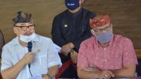 SUGAWA Korry (pegang mik) dan Sekwan I Gede Suralaga (di belakang). Foto: ist SUGAWA Korry (pegang mik) dan Sekwan I Gede Suralaga (di belakang). Foto: ist