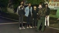 PETUGAS Linmas bersama pecalang melakukan pembinaan kepada pemuda yang hendak melakukan balap liar di Desa Pecatu. Foto: ist PETUGAS Linmas bersama pecalang melakukan pembinaan kepada pemuda yang hendak melakukan balap liar di Desa Pecatu. Foto: ist