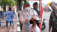 SEORANG warga menjalani tes cepat antigen yang digelar oleh Kodim 1609/Buleleng di wilayah Singaraja bertepatan hari Pagerwesi, Rabu (3/2/2021). Foto: rik SEORANG warga menjalani tes cepat antigen yang digelar oleh Kodim 1609/Buleleng di wilayah Singaraja bertepatan hari Pagerwesi, Rabu (3/2/2021). Foto: rik