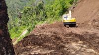 PETUGAS BPBD Buleleng dengan menggunakan alat berat membersihkan material longsor di Dusun Sanglagki, Desa Tambakan, Buleleng. Foto: ist PETUGAS BPBD Buleleng dengan menggunakan alat berat membersihkan material longsor di Dusun Sanglagki, Desa Tambakan, Buleleng. Foto: ist