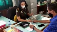 SALAH satu orang mengembalikan dana ke pihak penyidik Kejari Buleleng. Foto: rik SALAH satu orang mengembalikan dana ke pihak penyidik Kejari Buleleng. Foto: rik