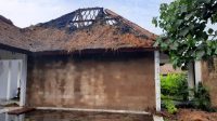 DISAMBAR petir, bagian atap lobi Vila Beraban Beach House (Bonti) di Banjar Tegalmengkeb Kelod, Desa Tegalmengkeb, Kecamatan Selemadeg Timur, hangus terbakar, Jumat (5/2/2021). Foto: ist DISAMBAR petir, bagian atap lobi Vila Beraban Beach House (Bonti) di Banjar Tegalmengkeb Kelod, Desa Tegalmengkeb, Kecamatan Selemadeg Timur, hangus terbakar, Jumat (5/2/2021). Foto: ist