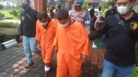 DUA tersangka Wahid Abdurahman alias Akang dan Ikram Yaru saat digiring di Mapolresta Denpasar, Sabtu (27/2/2021). Foto: ana DUA tersangka Wahid Abdurahman alias Akang dan Ikram Yaru saat digiring di Mapolresta Denpasar, Sabtu (27/2/2021). Foto: ana
