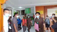 TERSANGKA Nyoman GG (pakai rompi oranye) saat digiring petugas kejaksaan di Kejari Buleleng. Foto: rik TERSANGKA Nyoman GG (pakai rompi oranye) saat digiring petugas kejaksaan di Kejari Buleleng. Foto: rik