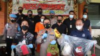 KAPOLRESTA Denpasar Kombes Pol. Jansen Avitus Panjaitan, menunjukkan barang bukti dan tersangka Basori Arifin (24), pembunuh Sri Widayu (48). Foto: ana KAPOLRESTA Denpasar Kombes Pol. Jansen Avitus Panjaitan, menunjukkan barang bukti dan tersangka Basori Arifin (24), pembunuh Sri Widayu (48). Foto: ana