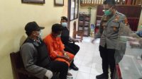 TERSANGKA Suarsana duduk sambil nunduk memakai baju tahanan saat berada di Mapolsek Banjar, Selasa (9/2/2021). Foto: ist TERSANGKA Suarsana duduk sambil nunduk memakai baju tahanan saat berada di Mapolsek Banjar, Selasa (9/2/2021). Foto: ist