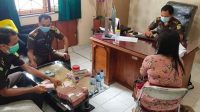 TIM Pidsus Kejari Buleleng mengamankan barang bukti uang terkait dugaan korupsi dana PEN Pariwisata yang dikelola oleh Dispar Buleleng. Foto: ist TIM Pidsus Kejari Buleleng mengamankan barang bukti uang terkait dugaan korupsi dana PEN Pariwisata yang dikelola oleh Dispar Buleleng. Foto: ist