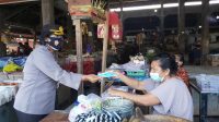 WAKAPOLRES Klungkung, Kompol Luh Ketut Amy Ramayathi Prakasa, membagikan masker ke pedagang di Pasar Tusan, Banjarangkan, Kamis (18/2/2021). Foto: ist WAKAPOLRES Klungkung, Kompol Luh Ketut Amy Ramayathi Prakasa, membagikan masker ke pedagang di Pasar Tusan, Banjarangkan, Kamis (18/2/2021). Foto: ist