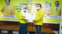 WAKIL Bendahara Umum DPP Golkar, Sari Yuliati saat menyerahkan SK Plt Ketua DPD Partai Golkar NTB kepada I Gde Sumarjaya Linggih (Demer). Foto: rul WAKIL Bendahara Umum DPP Golkar, Sari Yuliati saat menyerahkan SK Plt Ketua DPD Partai Golkar NTB kepada I Gde Sumarjaya Linggih (Demer). Foto: rul