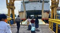 TIGA warga NTB dipulangkan karena tak menganotngi KTP saat pemeriksaan di Pos III Pelabuhan Padangbai, Kamis (4/2/2021). Foto: nad TIGA warga NTB dipulangkan karena tak menganotngi KTP saat pemeriksaan di Pos III Pelabuhan Padangbai, Kamis (4/2/2021). Foto: nad