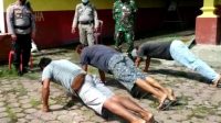WARGA yang kedapatan melanggar prokes diberi sanksi push up. Foto: ist WARGA yang kedapatan melanggar prokes diberi sanksi push up. Foto: ist