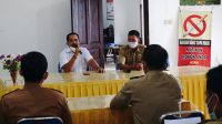 Wakil Bupati, I Made Kasta, berkoordinasi dengan prajuru adat dan dinas di kantor Desa Aan, Kecamatan Banjarangkan