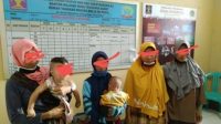 EMPAT IRT warga Desa Wajageseng, Kecamatan Kopang, Lombok Tengah yang ditahan di Lapas setempat bersama dua balita anaknya. Foto: rul EMPAT IRT warga Desa Wajageseng, Kecamatan Kopang, Lombok Tengah yang ditahan di Lapas setempat bersama dua balita anaknya. Foto: rul