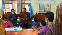KEPALA Dinas Perpustakaan dan Kearsipan (Dispustaka) Kabupaten Karangasem, I Wayan Astika, beserta staf, Selasa (16/2/2021) melakukan pembinaan akreditasi langsung turun ke SMPN 2 Selat. Foto: ist KEPALA Dinas Perpustakaan dan Kearsipan (Dispustaka) Kabupaten Karangasem, I Wayan Astika, beserta staf, Selasa (16/2/2021) melakukan pembinaan akreditasi langsung turun ke SMPN 2 Selat. Foto: ist