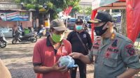 PELAKSANAAN razia penegakan prokes di simpang Jalan Gunung Agung - Jalan Buluh Indah, Denpasar Barat pada Selasa (2/2/2021). Dalam kesempatan ini, tim juga membagikan nasi bungkus kepada warga yang melintas. Foto: ist PELAKSANAAN razia penegakan prokes di simpang Jalan Gunung Agung - Jalan Buluh Indah, Denpasar Barat pada Selasa (2/2/2021). Dalam kesempatan ini, tim juga membagikan nasi bungkus kepada warga yang melintas. Foto: ist