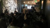 SALAH satu kafe di kawasan Jalan Gatot Subroto, Denpasar Utara yang ditertibkan oleh Satgas Covid-19 karena melanggar protokol kesehatan, Sabtu (27/2/2021) malam. Foto: ist SALAH satu kafe di kawasan Jalan Gatot Subroto, Denpasar Utara yang ditertibkan oleh Satgas Covid-19 karena melanggar protokol kesehatan, Sabtu (27/2/2021) malam. Foto: ist