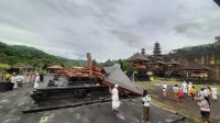 BALE Pawedan di Pura Parahyangan Ratu Pasek Mahagotra Sanak Sapta Rsi Punduk Dawa, Desa Pesinggahan, Kecamatam Dawan, roboh diterjang angin puting beliung, Minggu (28/2/2021) sore. Foto: ist BALE Pawedan di Pura Parahyangan Ratu Pasek Mahagotra Sanak Sapta Rsi Punduk Dawa, Desa Pesinggahan, Kecamatam Dawan, roboh diterjang angin puting beliung, Minggu (28/2/2021) sore. Foto: ist